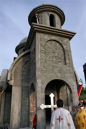 Освештани крстови и звоно за цркву Светог Саве у Дапсићима