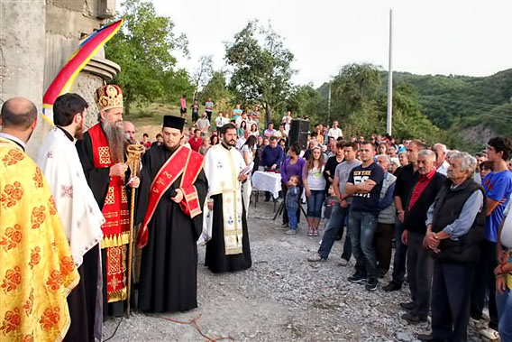 Освештани крстови и звоно за цркву Светог Саве у Дапсићима