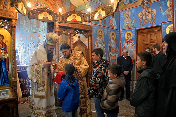Владика Јоаникије на Васкршњи понедјељак служио у манастиру Шудикови