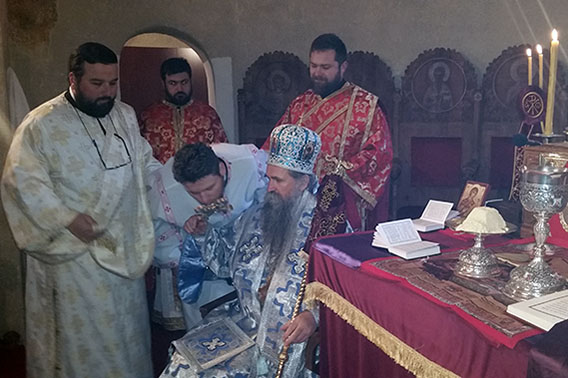 Епископ Јоаникије на Дјетињце служио Литургију у манастиру Милешева