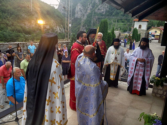 Епископ Јоаникије служио празнично бденије у манастиру Куманица