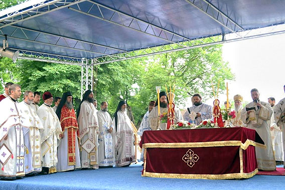 Прослава Видовдана, Литургија у Грачаници и парастос на Газиместану