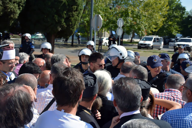 У Подгорици уз кордоне и јаке полицијске снаге одржана Јавна расправа