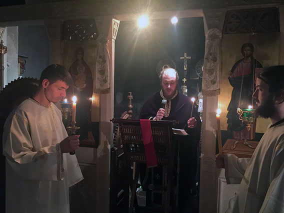 Епископ Јоаникије служио у манастиру Ђурђеви Ступови бденије са читањем 12 Јеванђеља о страдањима Христовим