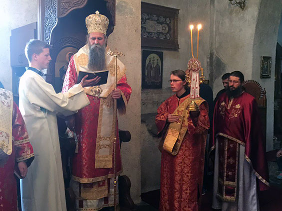 Преосвећени Епископ Јоаникије на Велики четвртак служио Литургију у Ђурђевим Ступовима