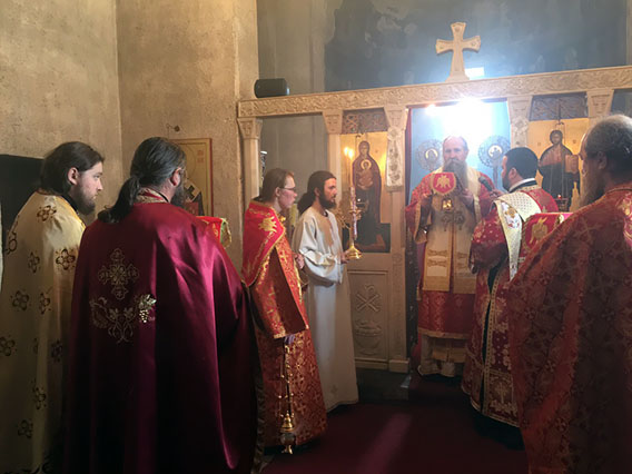 Преосвећени Епископ Јоаникије на Велики четвртак служио Литургију у Ђурђевим Ступовима