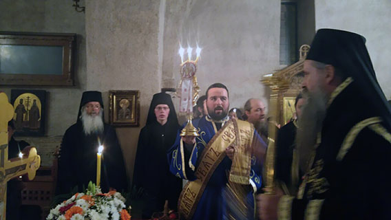 Епископ Јоаникије на Велики петак служио у Ђурђевим Ступовима Вечерње са изношењем плаштанице
