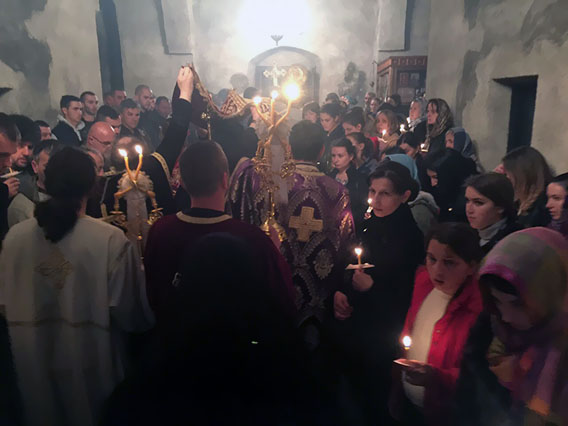 Епископ Јоаникије на Велики петак служио у Ђурђевим Ступовима Вечерње са изношењем плаштанице