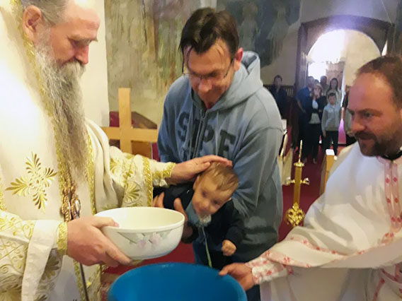 Литургија и крштење у Милешеви