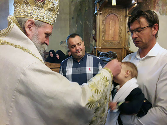 Литургија и крштење у Милешеви