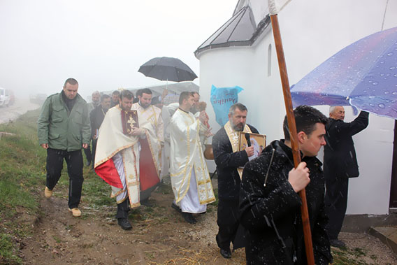 Епископ Јоаникије освештао спомен-храм Светих српских мученика и новомученика на Јавору