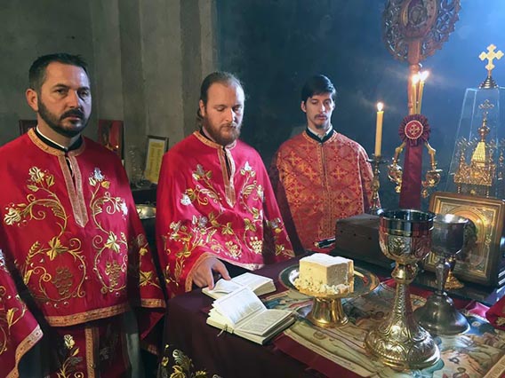 Епископ Јоаникије на Велики четвртак служио Литургију у Ђурђевим Ступовима