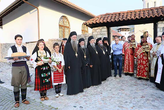 Патријарх и архијереји свечано дочекани у Милешеви
