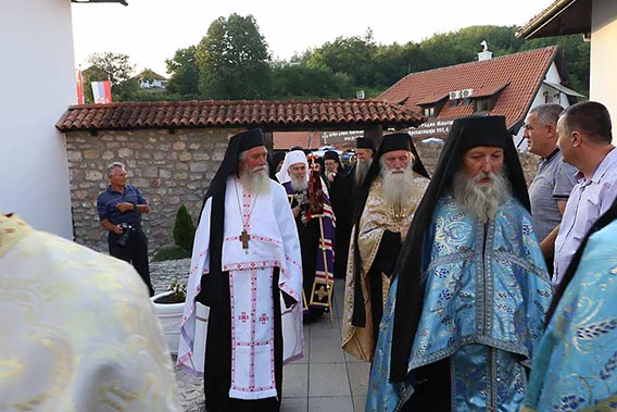Патријарх и архијереји свечано дочекани у Милешеви