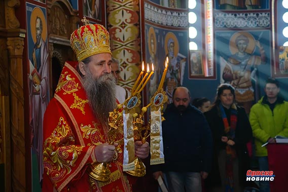 Преосвећени Епископ Јоаникије служио Литургију у Саборном храму у Мојковцу
