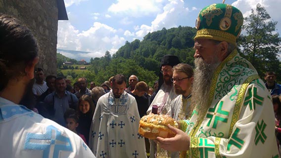 Епископ Јоаникије служио је на Тројчиндан у манастиру Брезојевица