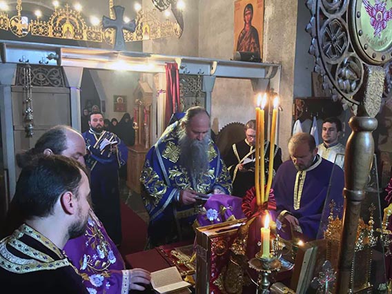 Епископ Јоаникије у Ђурђевим Ступовима одслужио Литургију пређеосвећених дарова
