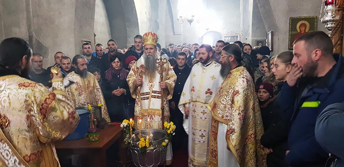 Епископ Јоаникије на Богојављење служио Литургију у Ђурђевим Ступовима