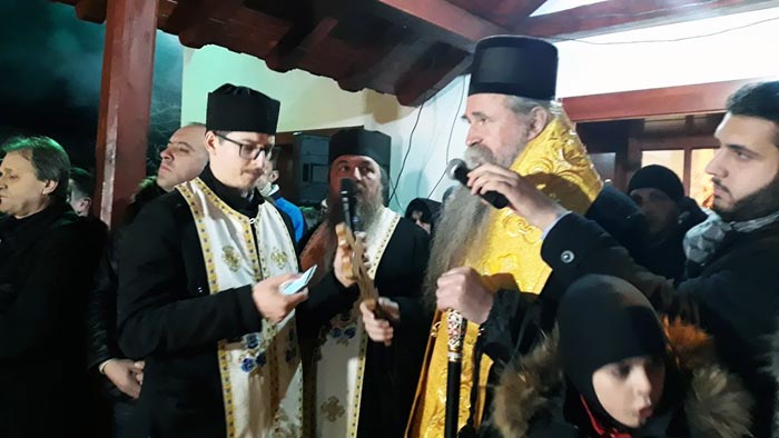 Да се мирбожамо, једни друге загрлимо, опростимо неспоразуме у име Рођења Христовог