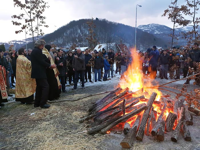 Традиционално налагање бадњака пред Саборним храмом у Мојковцу