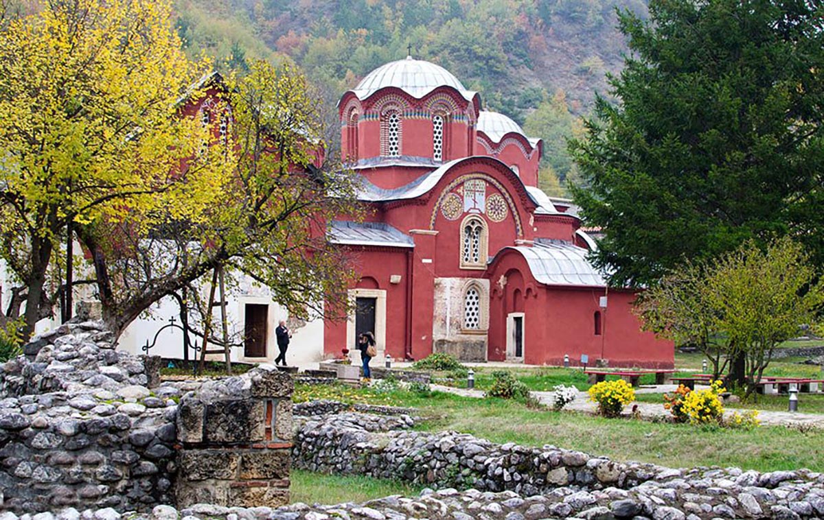 Покренута иницијатива за обнову и сређивање српског гробља у Пећи