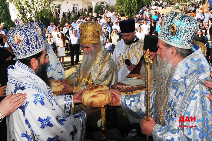 Митрополит Амфилохије у манастиру Косијерево, покрај моштију Светог Арсенија, са више архијереја СПЦ служио Свету службу Божију