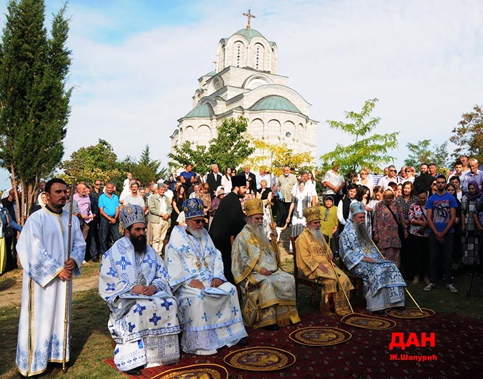 Митрополит Амфилохије у манастиру Косијерево, покрај моштију Светог Арсенија, са више архијереја СПЦ служио Свету службу Божију