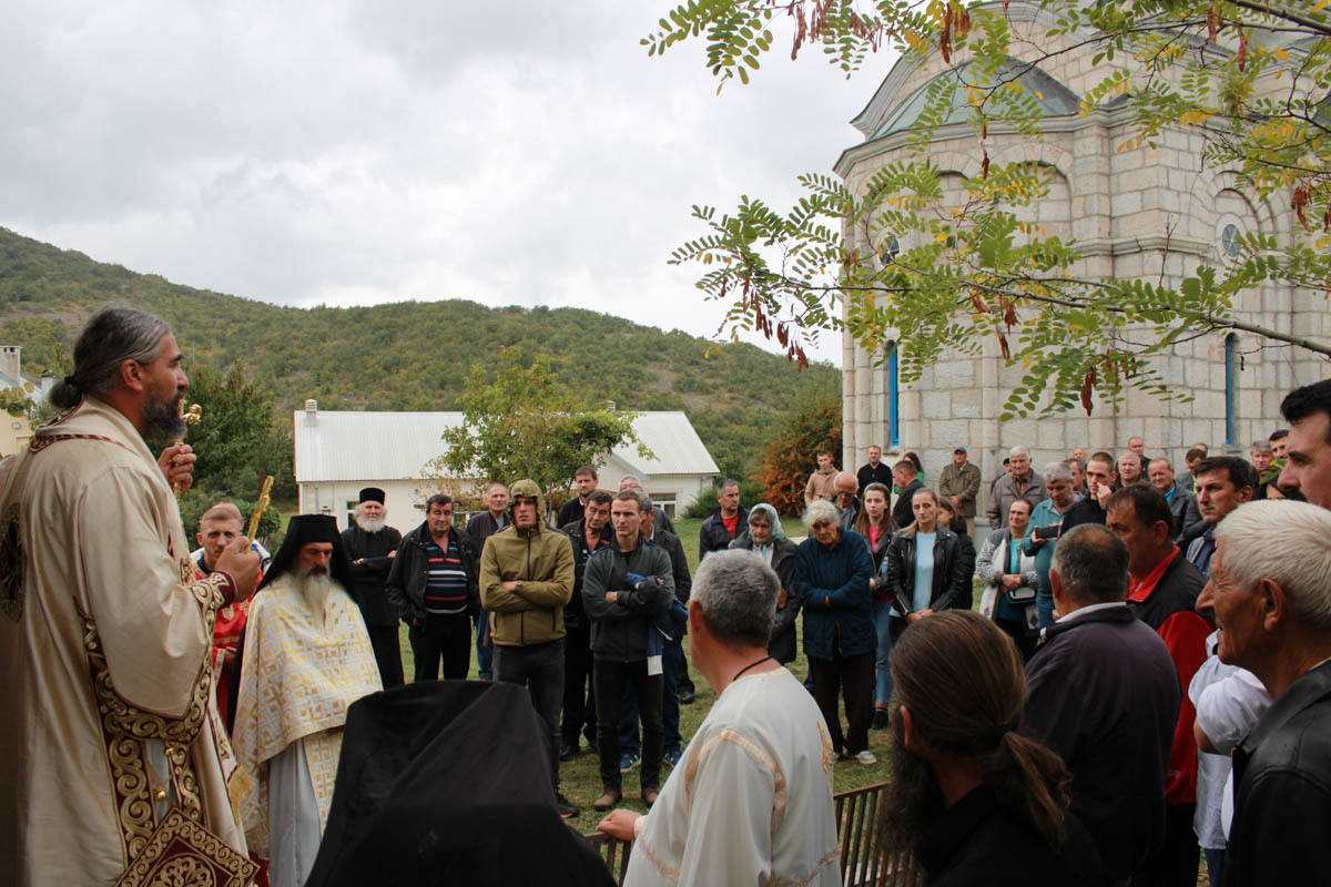 Епископ Методије богослужио у манастиру Косијерево: Монашење и помен припадницима Вучедолске бригаде 