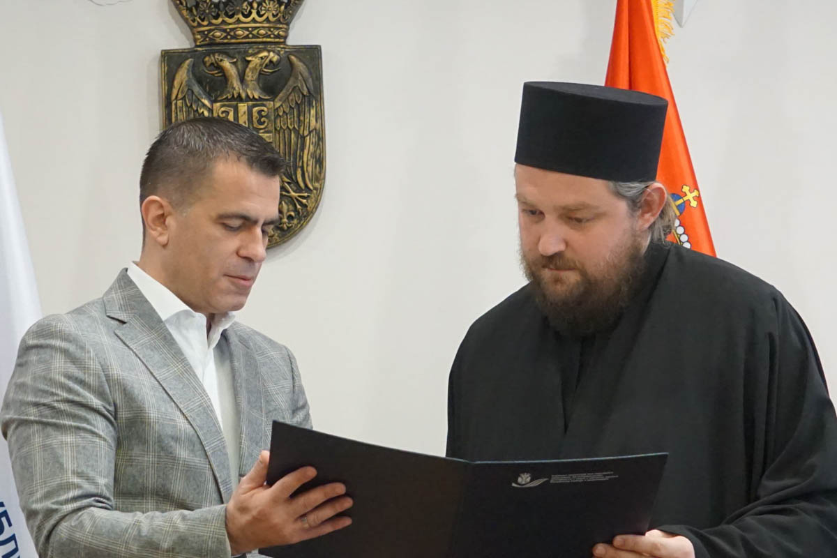 Министар Милићевић уручио захвалницу протосинђелу Евстатију Драгојевићу