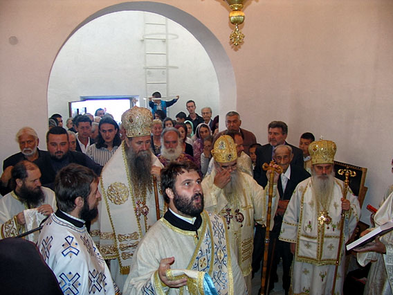Митрополит Амфилохије и Епископи Јоаникије и Јоаким освештали цркву у Крњој Јели