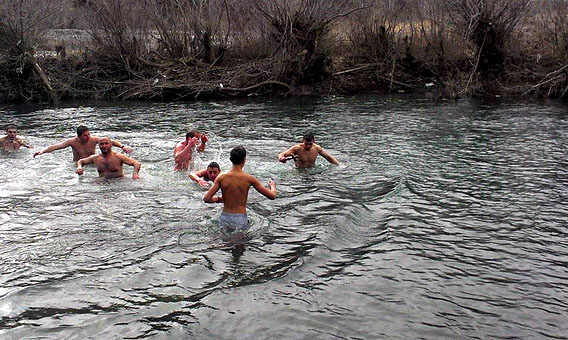 Пливање за Богојављенским крстом у Брезојевици