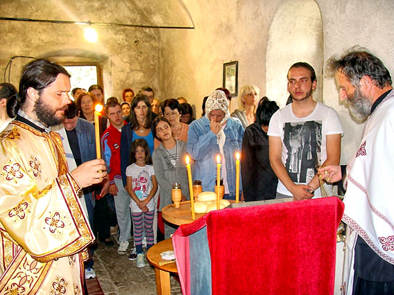 Свечано вечерње у цркви Светих Петра и Павла у Никшићу