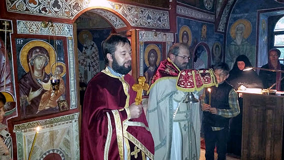 Литургија и крштење у манастиру Подмалинско