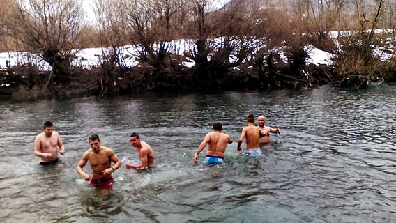 Традиционално Богојављенско пливање за Часним крстом у Епархији будимљанско-никшићкој