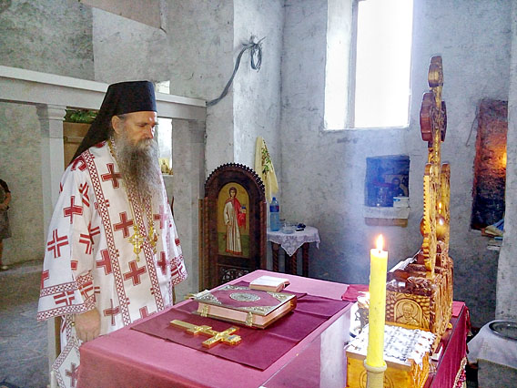 Епископ Јоаникије служио Литургију на празник Иконе Пресвете Богородице Тројеручице 