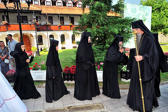 Литургијско сабрање у манастиру Милешеви