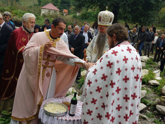 Епископ Јоаникије служио на Усјековање Литургију у манастиру Самограду