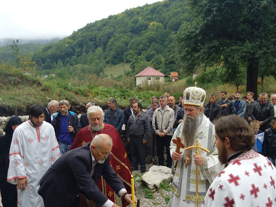 Епископ Јоаникије служио на Усјековање Литургију у манастиру Самограду