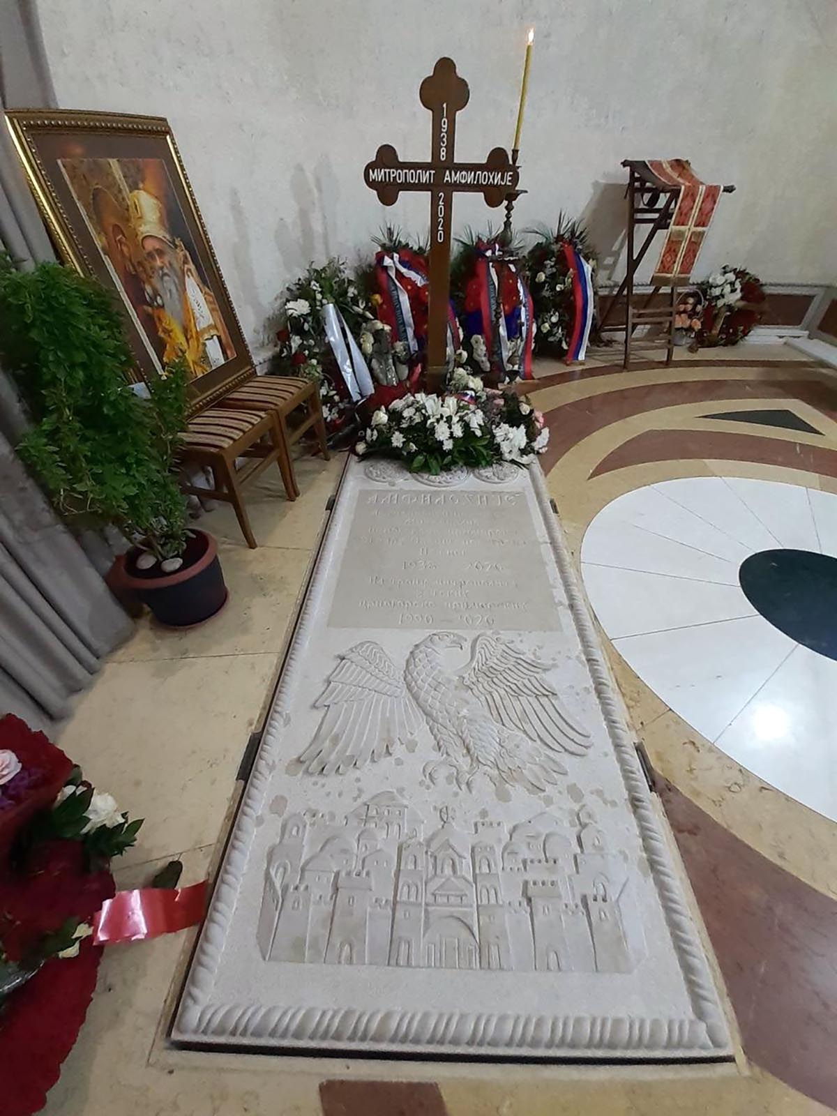 Коло митрополита Амфилохија