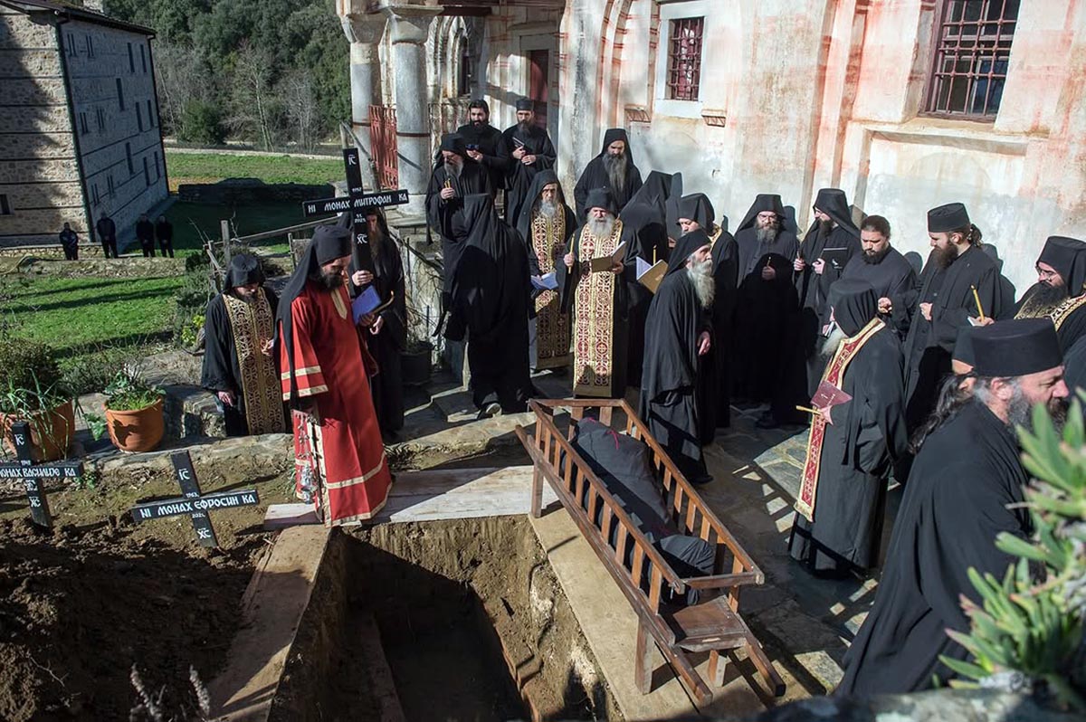 Опело и сахрана новопрестављеног монаха Митрофана Хиландарца