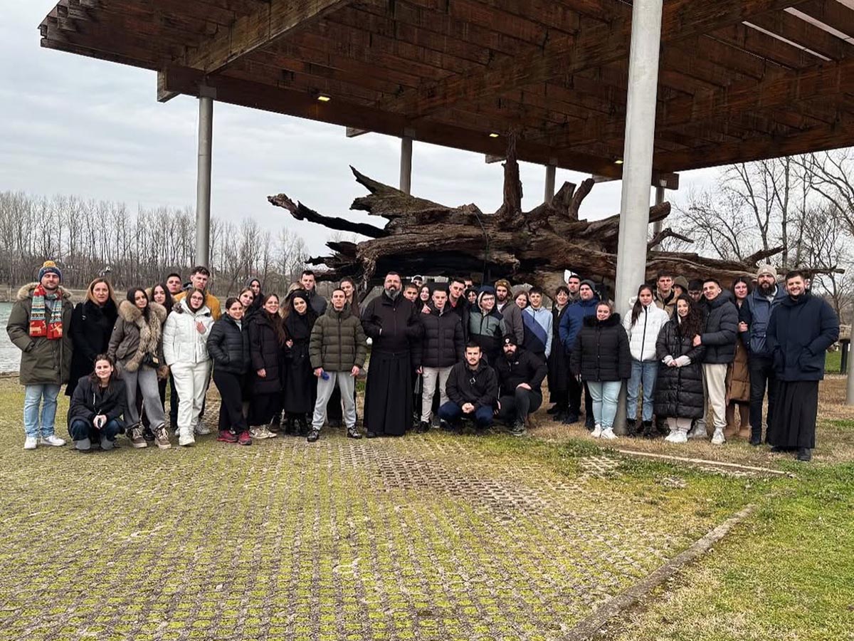 Братство православне омладине Светог Василија посјетило манастир Јасеновац и  Бањалучке светиње