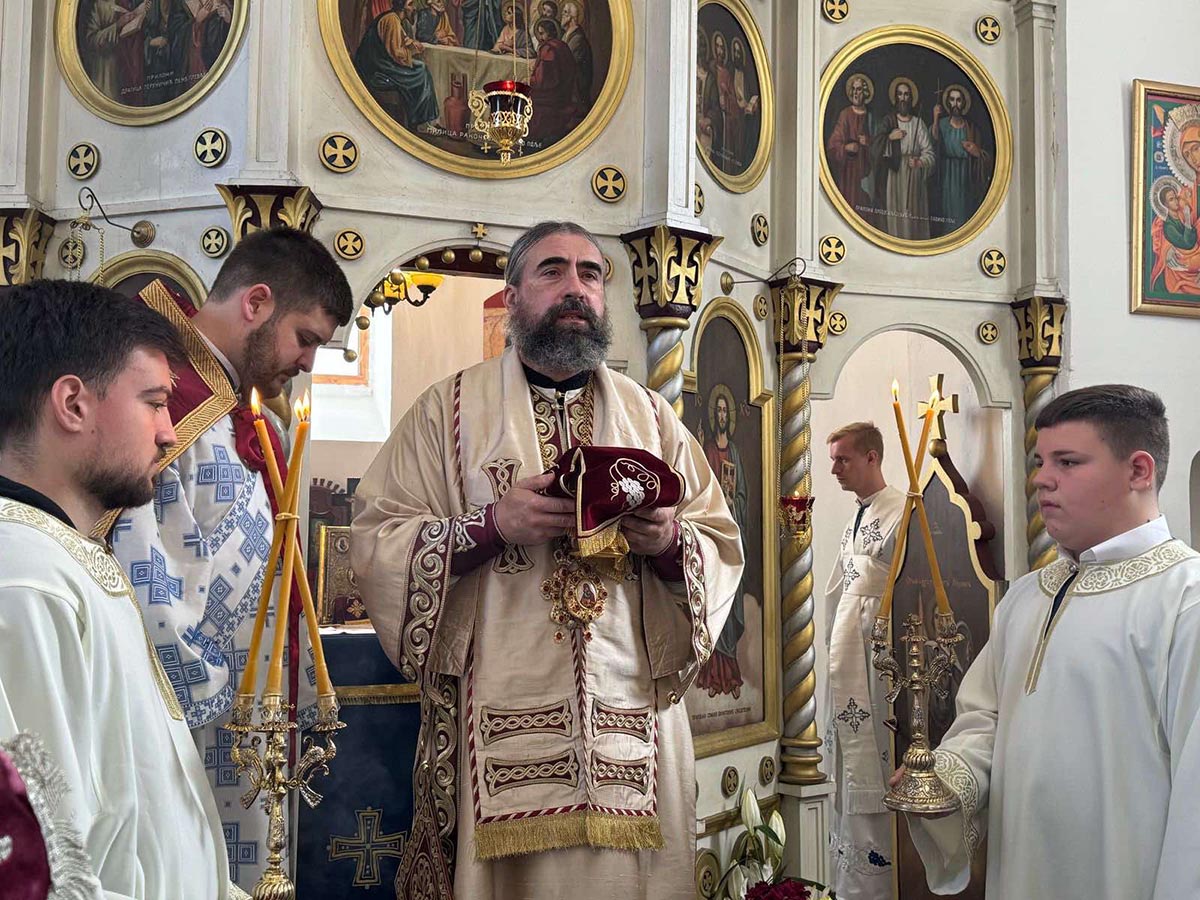 Литургију у Павином Пољу служио Епископ г. Методије