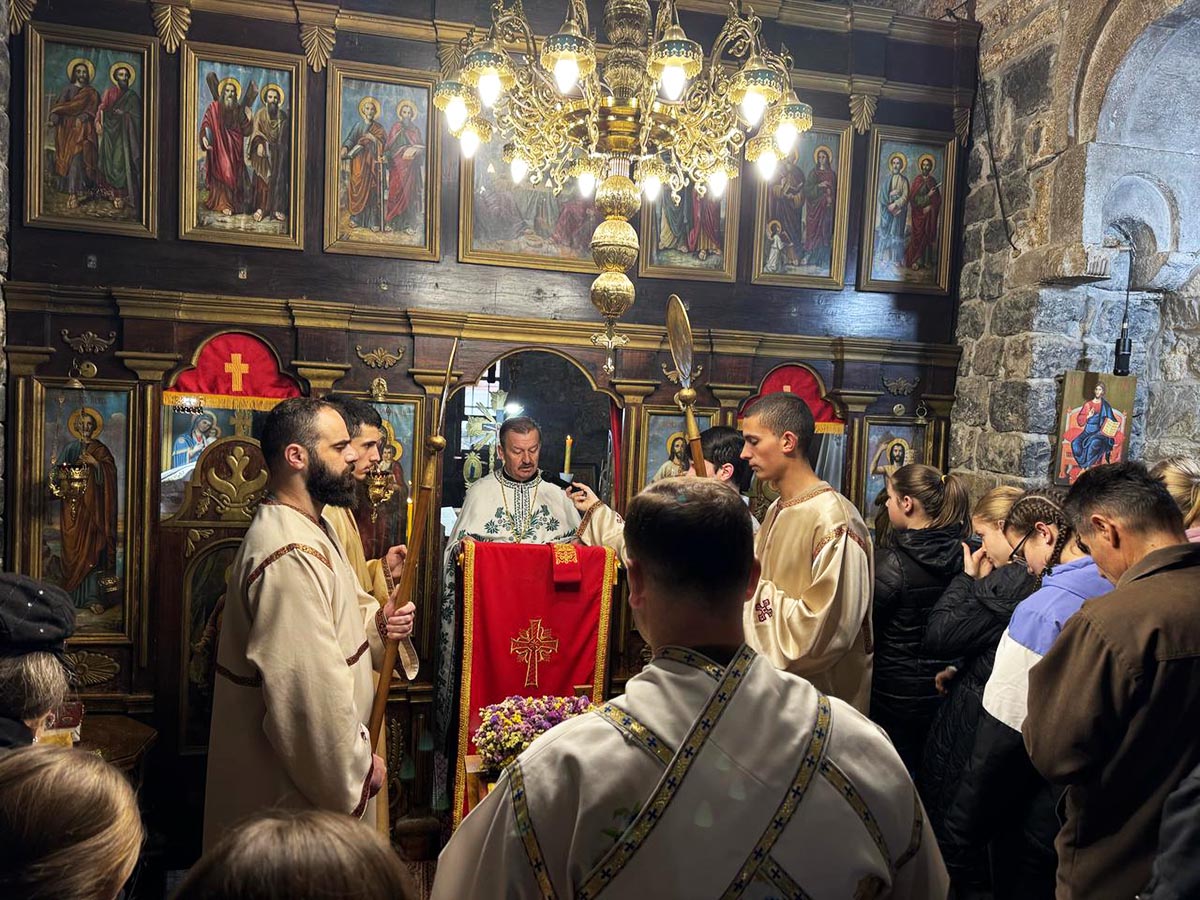 Литургија у цркви Светих Апостола Петра и Павла