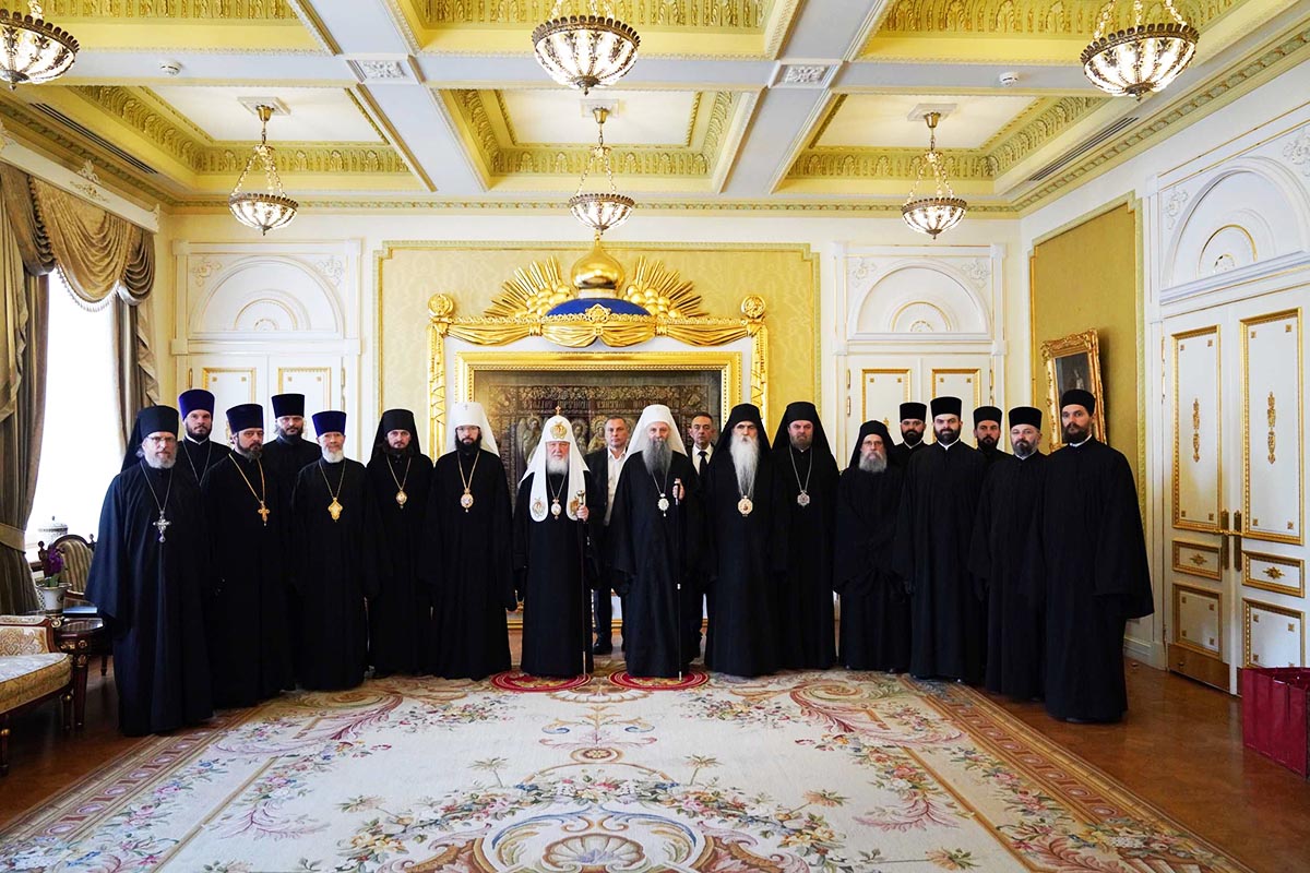 Патријарх српски г. Порфирије разговарао Патријархом московским и све Русије г. Кирилом