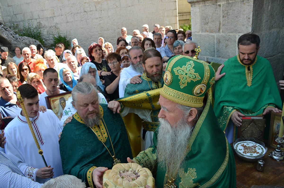 Тројичиндан прослављен у Острогу, богослужио Митрополит Јоаникије