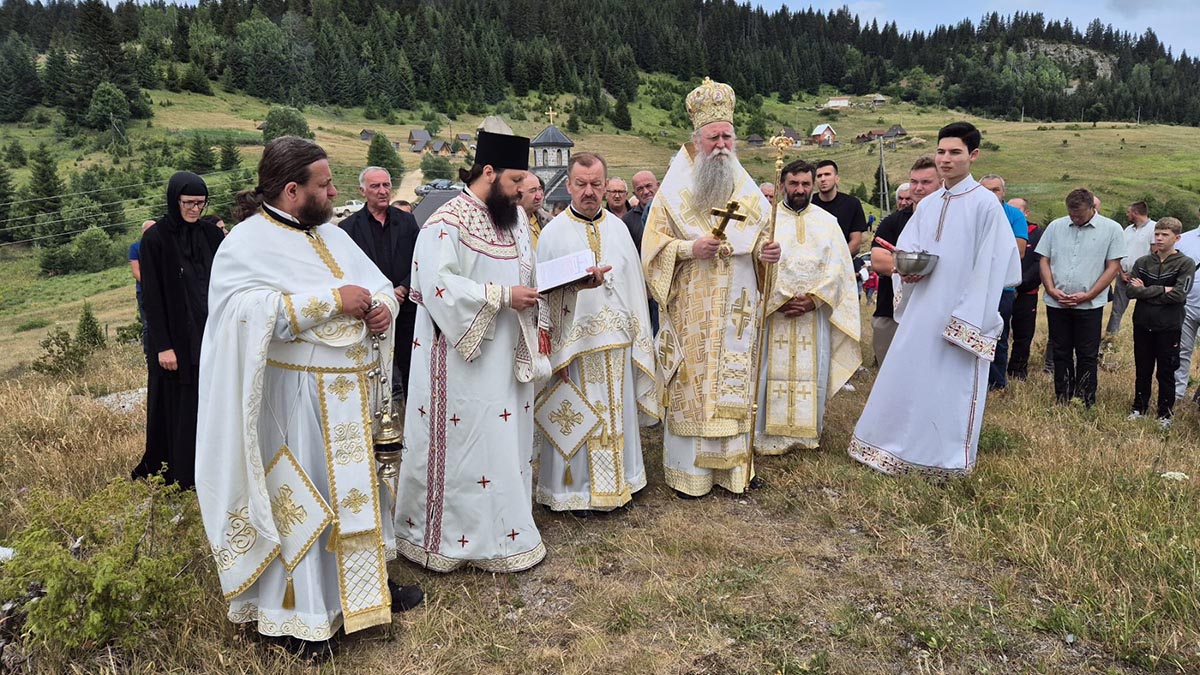 Митрополит Јоаникије служио Литургију и освештао звона у цркви Полагања ризе Пресвете Богородице у Прошћенским Жарима код Мојковца