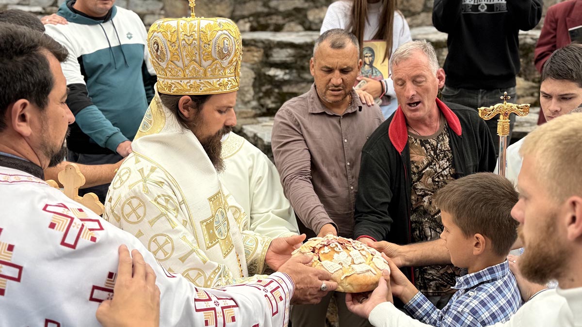Владика Пајсије служио у Цркви Свете великомученице Марине у Окладама