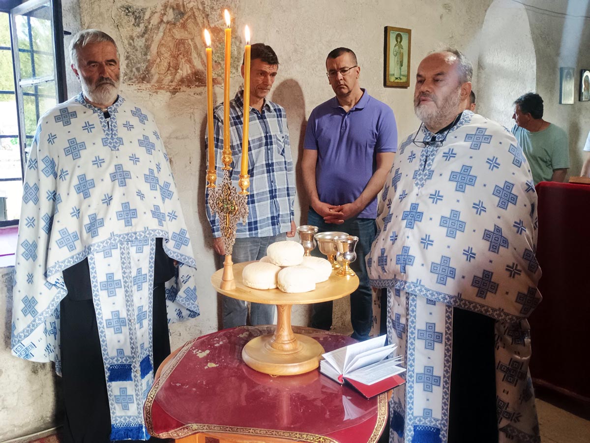 Празнично бденије, уочи Петровдана, у цркви Светих Петра и Павла у Никшићу