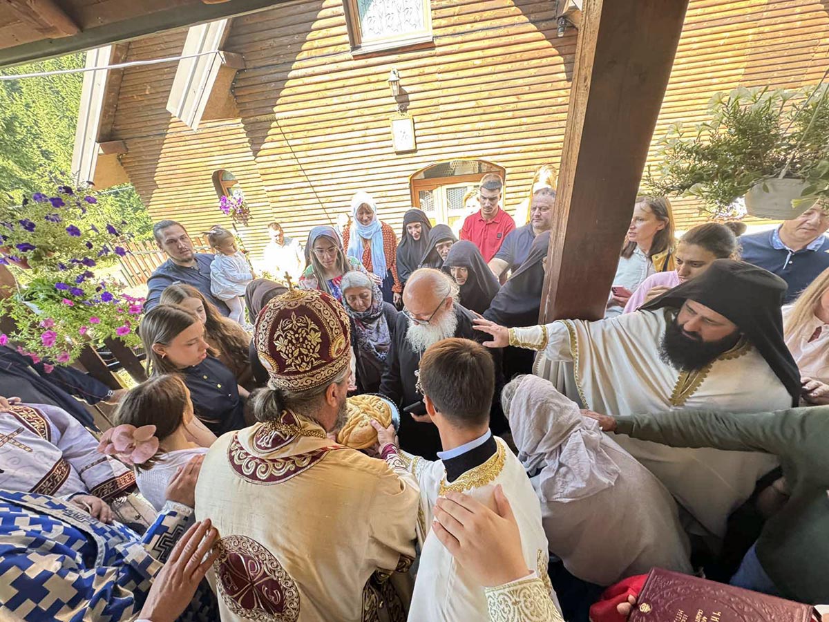 Митрополит Методије богослужио у манастиру Златеш