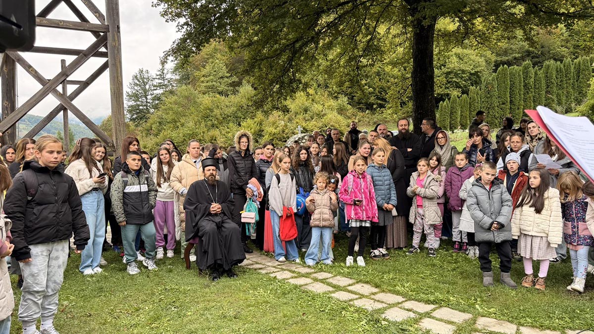 Владика Пајсије поводом Дјечијег сабора служио у Манастиру Мајсторовина